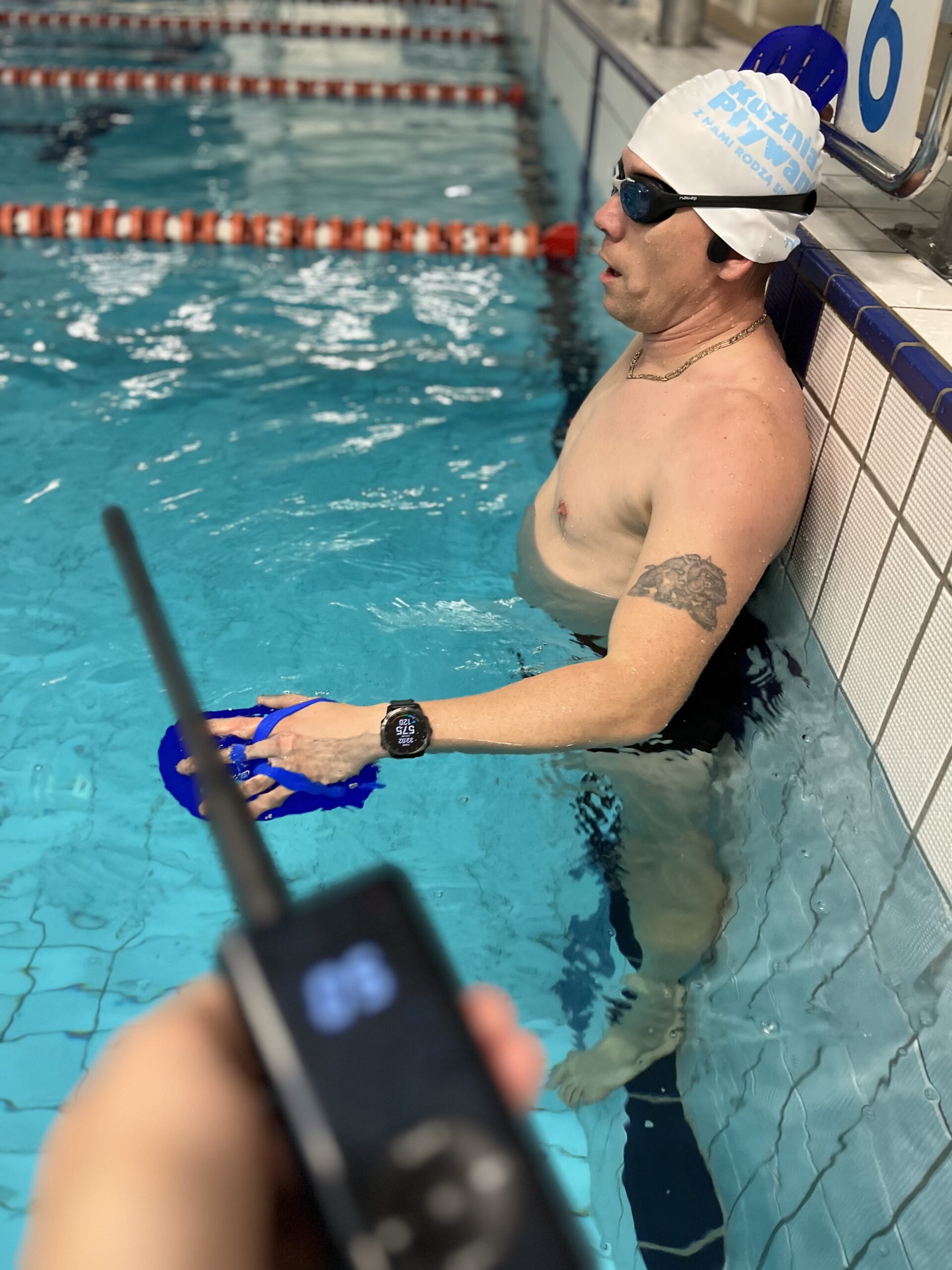 Pływak z trenerem i sprzętem mGuide Aqua