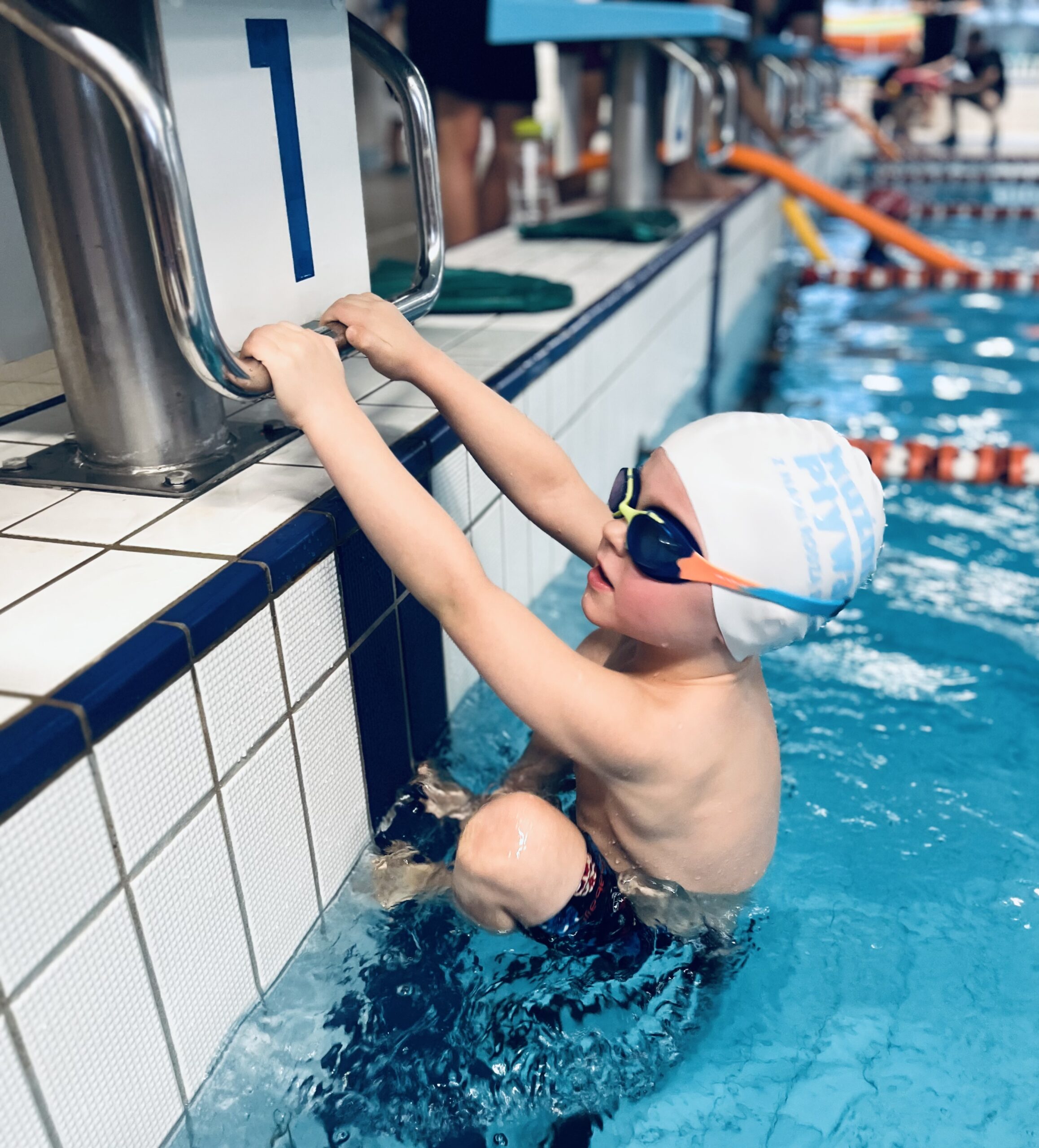 Chłopczyk startujący w zawodach pływackich